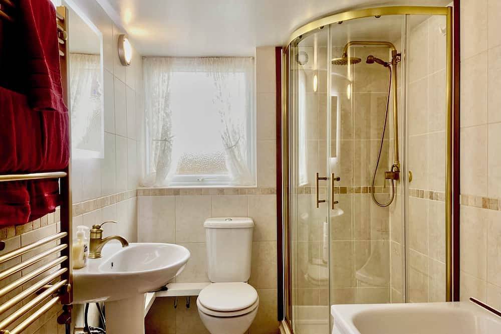 Entire apartment, Immaculate hi-spec apartment, sleeps 6. Free wifi, secure garden, free parking. in Stafford, Staffordshire