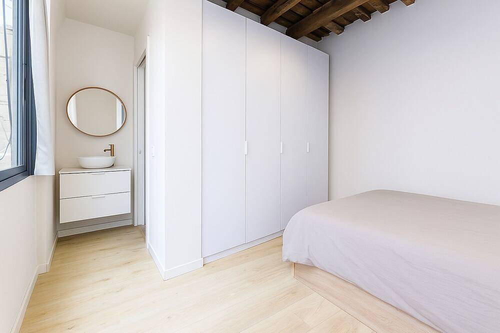 Apartamento entero, Authentic Gem in Quaint Market Plaza in Barcelona in Sant Andreu, Barcelona