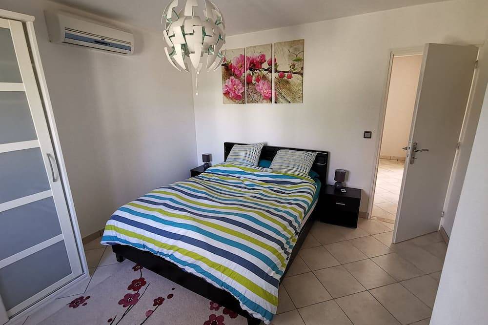 Charming house surrounded by vineyards in Rochefort-du-Gard, Nimes region