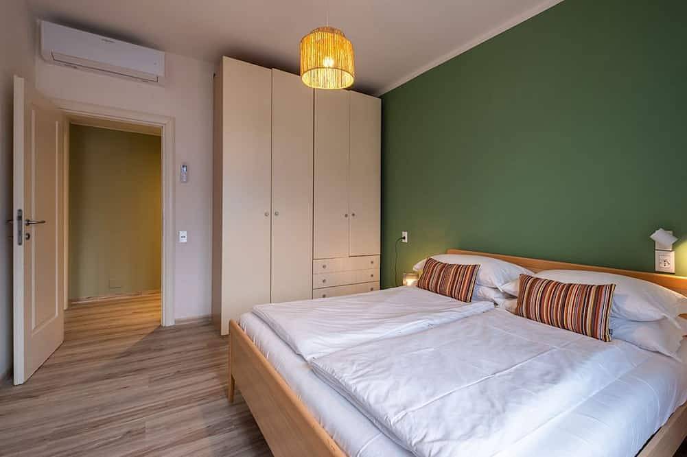 Ganze Wohnung, Renovated flat, Aircon, lake view, double shower in Castelletto di Brenzone, Brenzone