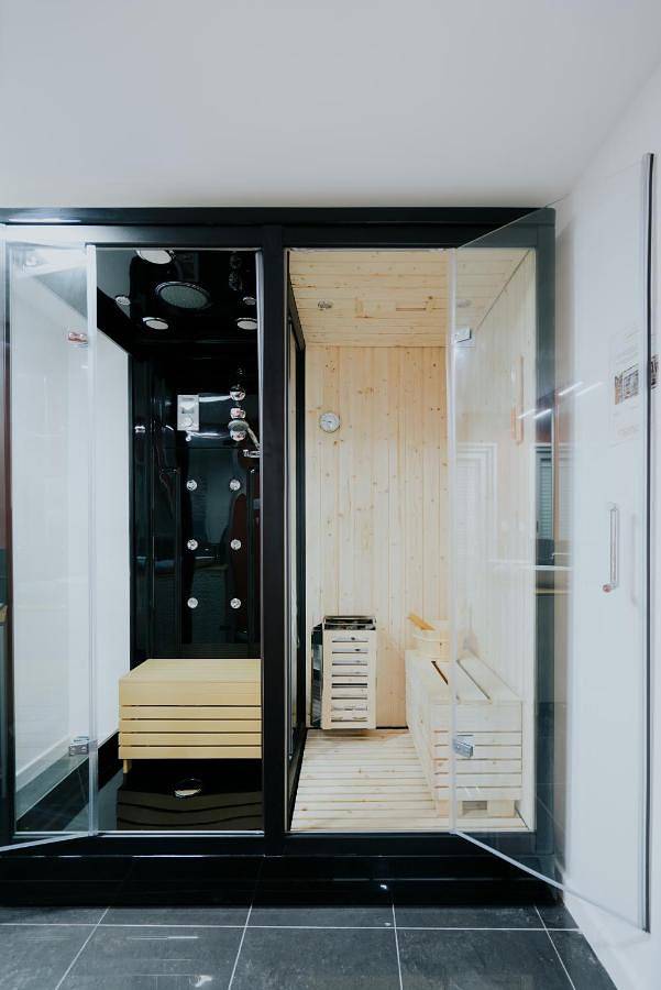 Appartement entier, Appartspa59 - Suite Tentation - Balnéo - Sauna - Secret Room en option supplémentaire in Valenciennes, Région de Valenciennes