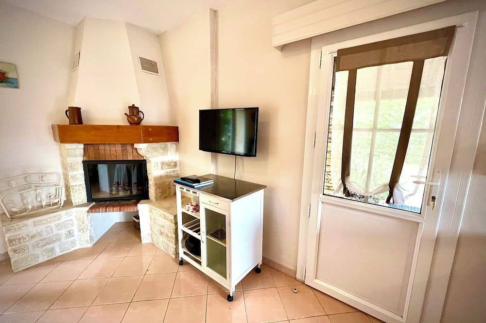 Charming 2-bedroom Provencal Cottage in Peaceful Venasque with Heated Pool in Venasque, Parc naturel régional du Mont-Ventoux