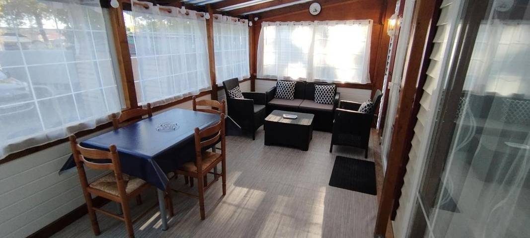 Camping pour 4 personnes, avec jardin ainsi que terrasse et piscine à La Tremblade - 3