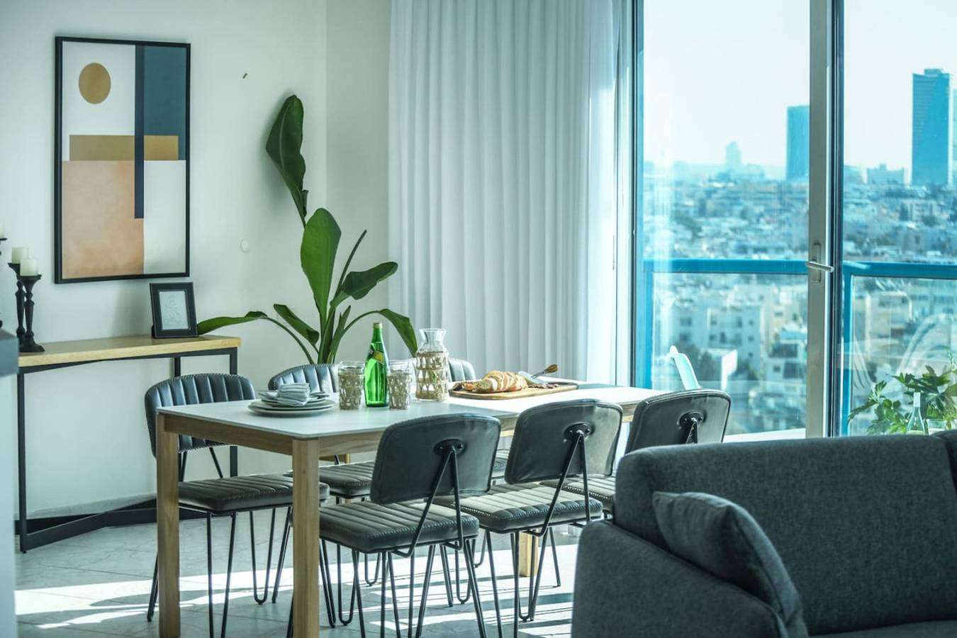 Entire apartment, Luxury 2Br Apt w Balcony & Beach View in Tel Aviv, Tel Aviv District