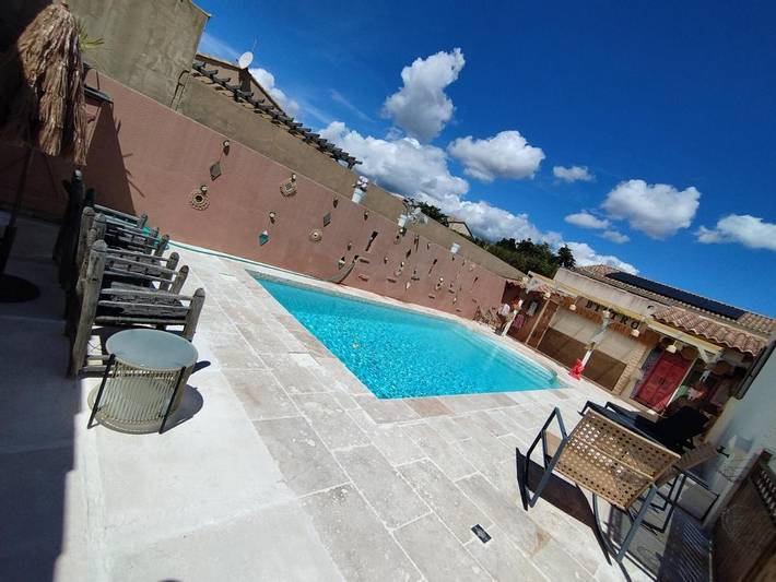 Location de vacances pour 2 personnes, avec vue ainsi que terrasse et piscine à Boulbon - 4