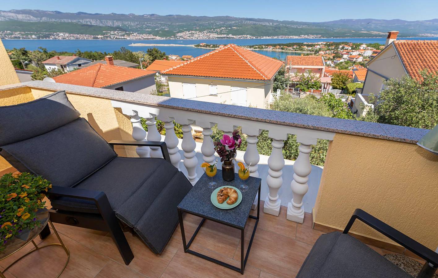 Appartement de vacances entier, Retraite en bord de mer : appartement confortable avec piscine et terrasse, à 2,5 km de la plage in Silo (Krk), Krk