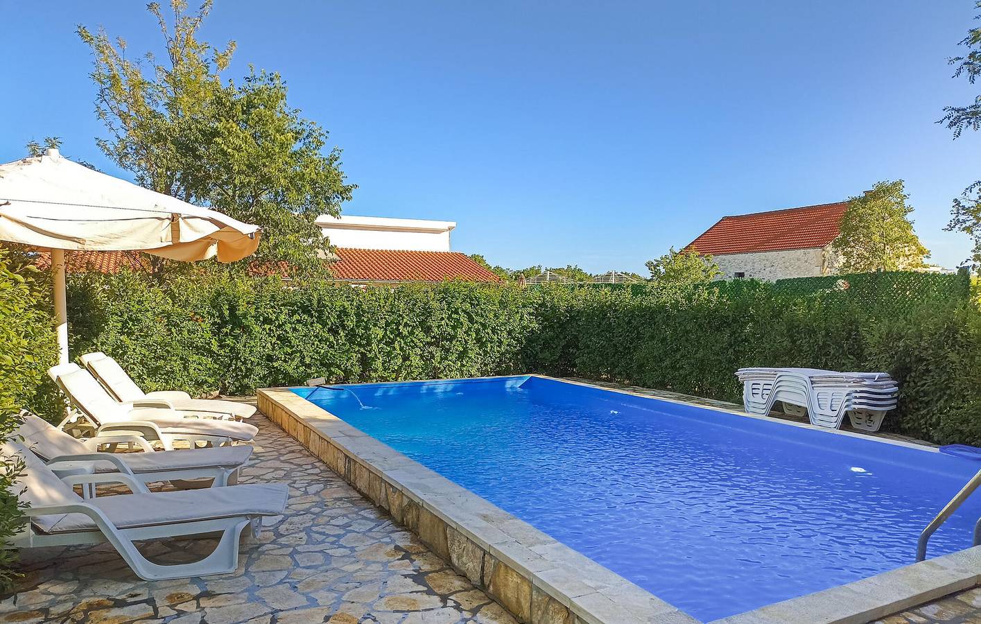 Charmantes 1-Zimmer-Apartment mit Pool, Terrasse und WLAN in Grad Benkovac, Zadar