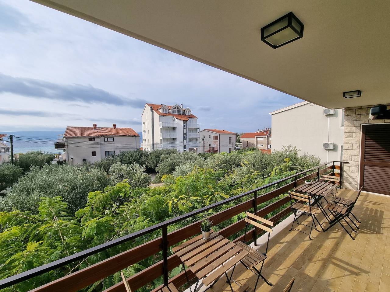 Ganze Wohnung, 2-Zimmer-Ferienwohnung mit Terrasse und Meerblick Duce, Omis A-2821-b in Dugi Rat, Omis-Riviera