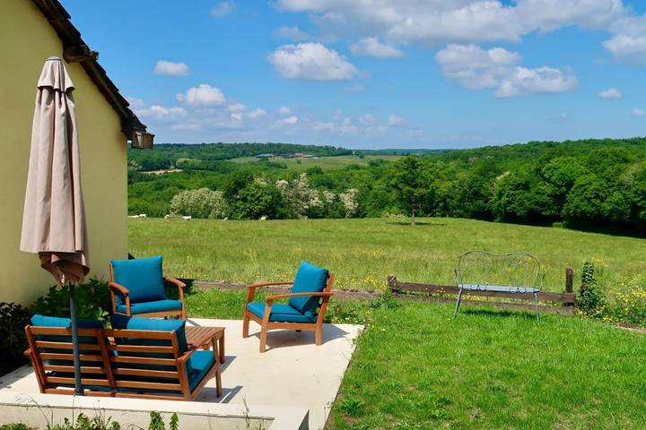 Gîte pour 4 personnes, avec vue ainsi que jardin et piscine à Perrigny-sur-Loire