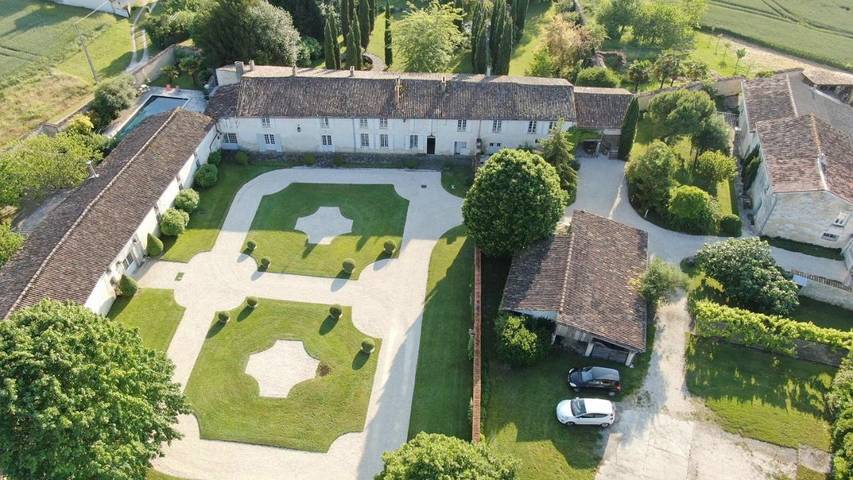 Location de vacances pour 2 personnes, avec Terrasse et Jardin ainsi que Piscine et Vue à Saint-Denis-du-Pin