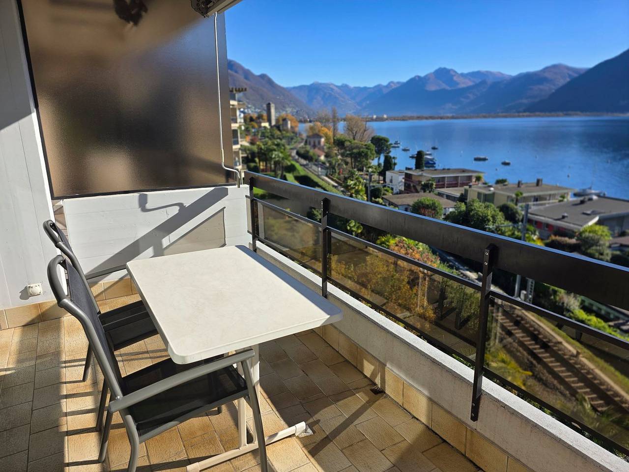 Ganze Wohnung, Casa Rivapiana: 1,5-Zimmerwohnung mit außergewöhnlichem Seeblick und Balkon in Muralto, Tessiner Alpen
