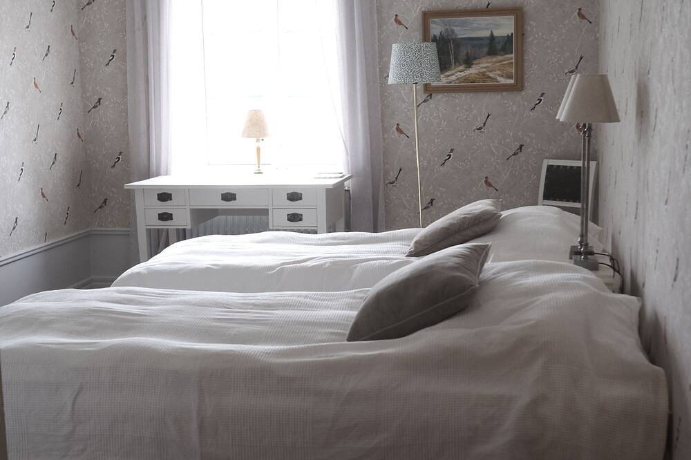 Carefully renovated Old Smithy farmhouse - luxury stay in Hjälmaren