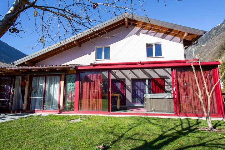 Cottage pour 2 personnes, avec jardin et jacuzzi dans Dorénaz