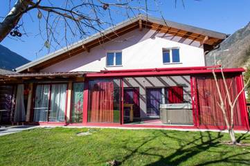 Cottage pour 2 personnes, avec jacuzzi et jardin dans Dorénaz