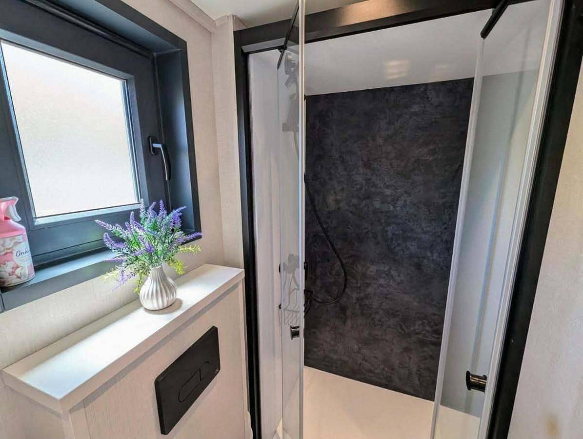 Tiny house climatisé et jacuzzi privatif in Gray, Haute-Saône