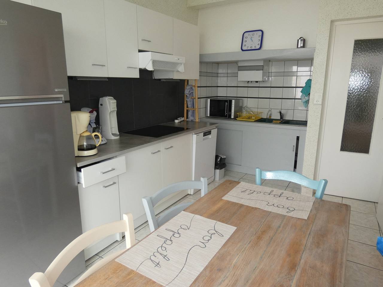 Entire apartment, 2-Bedroom Apartment in City Center with Terrace and Private Parking in Royan in Royan, Côte de Beauté