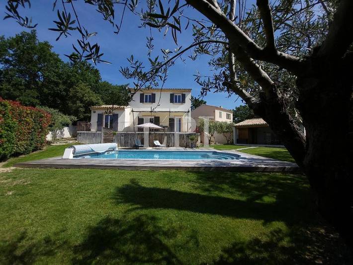 Location de vacances pour 8 personnes, avec vue ainsi que piscine et jardin à Lioux - 2