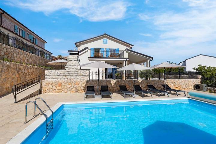 Villa pour 8 personnes, avec piscine et jardin, adapté aux familles à Vrbnik - 2