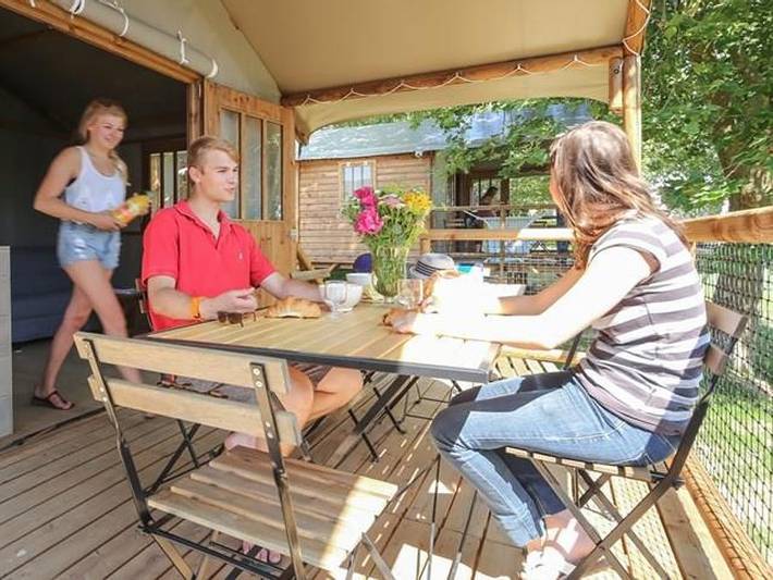 Flower Camping Le Conleau - Tienda de lona y madera 4 personas - Cabane Lodge Bois sur pilotis Standard 38m² (2 habitaciones) incluida terraza cubierta de 8m². in Vannes, Côte des Mégalithes