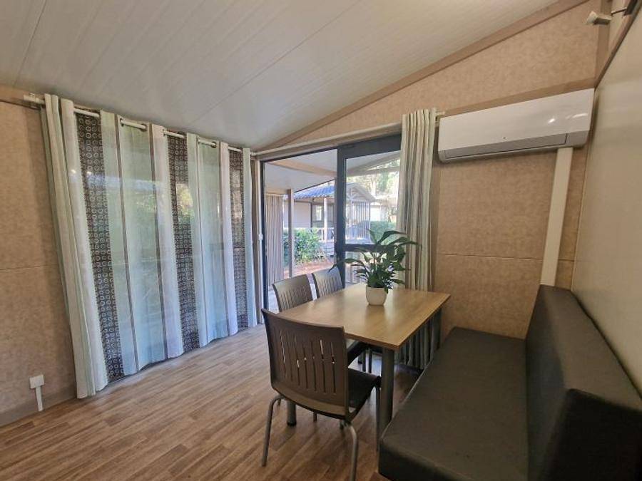 Flower Camping Les Tomasses - Chalet 5 personas - Chalet Confort Mimosa (2 habitaciones -5 personas máx) 28 m² + terraza + trastero in Belgentier, Costa mediterránea (Francia)
