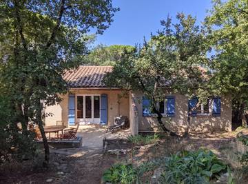 Gîte pour 6 personnes, avec jardin et terrasse, animaux acceptés à Rochegude