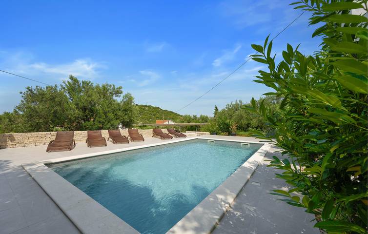 Ganze Ferienwohnung, Charmantes Apartment, 2 km vom Strand entfernt: Gemütliches Apartment mit Pool, Terrasse und WLAN in Općina Murter-Kornati, Murter