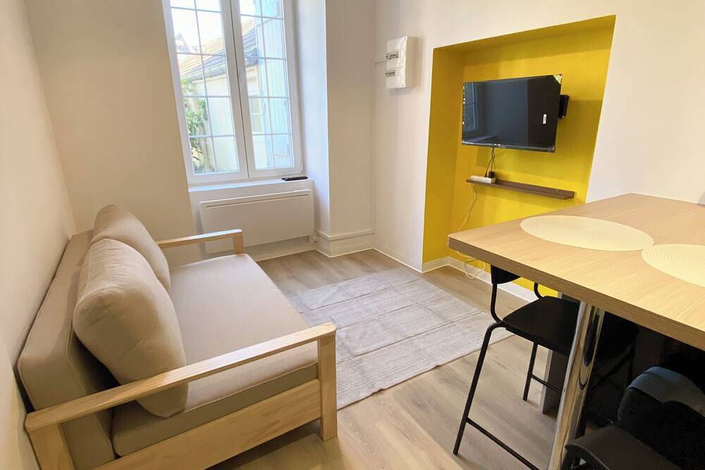 Entire apartment, Cosy studio with private garden - Close to everything! in Montbard, Montbard region