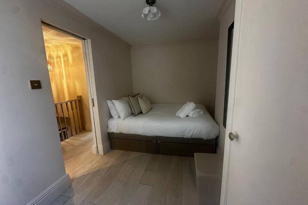 Entire Cosy Seaside Cottage - Minutes from the beach, shops and restaurants! in Hove, Brighton