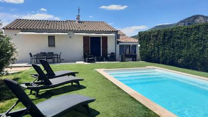Gîte pour 6 personnes, avec terrasse ainsi que piscine et jardin à Vallon-Pont-d'Arc