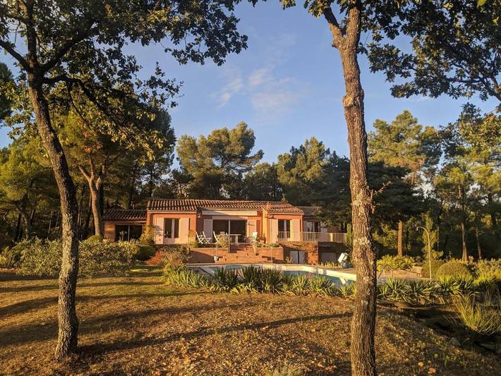 Villa pour 8 personnes, avec piscine ainsi que vue et jardin, animaux acceptés à Roussillon
