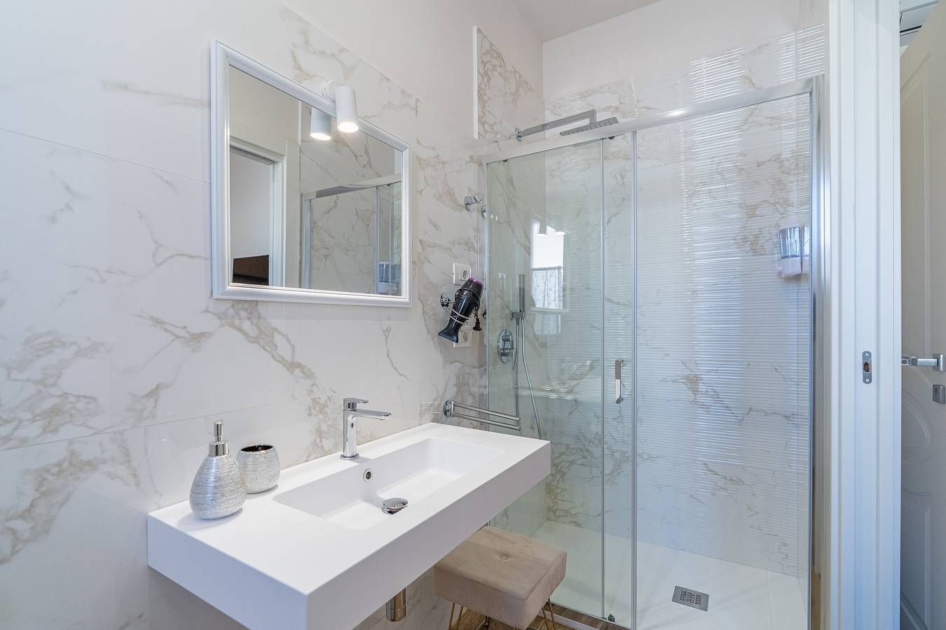 Camera 'Beb della Stazione - Rosa' con terrazza in comune, Wi-Fi e aria condizionata in Pachino, Siracusa e dintorni