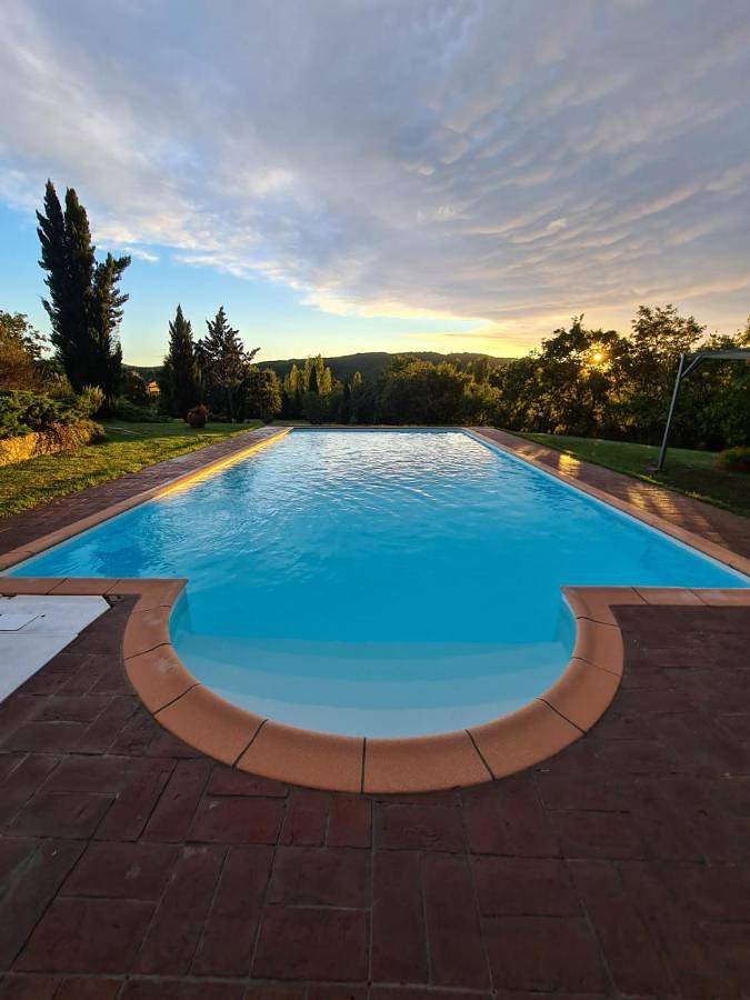 Agriturismo per 5 persone, con Terrazza e Giardino nonché Piscina e Panorama a Lucignano