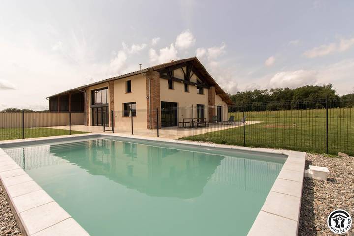 Gîte pour 10 personnes, avec piscine ainsi que terrasse et jardin dans Saint-Clar-de-Rivière