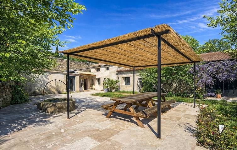 Location de vacances pour 12 personnes, avec terrasse ainsi que piscine et sauna, animaux acceptés à Mornas - 2