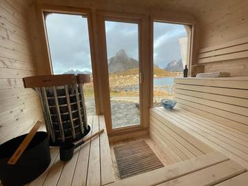 Cottage pour 3 personnes, avec jacuzzi ainsi que jardin et sauna dans Moskenes