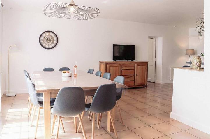 Location de vacances pour 11 personnes, avec terrasse ainsi que jardin et jacuzzi, animaux acceptés à Pouzols-Minervois