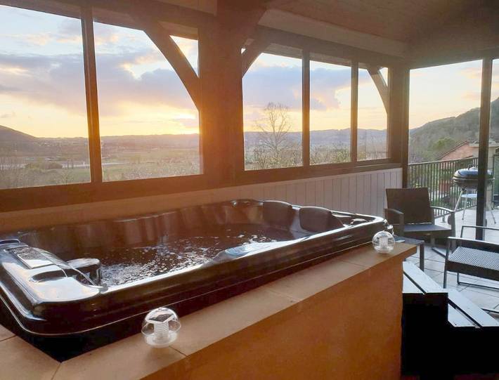 Location de vacances pour 2 personnes, avec Balcon et Jacuzzi ainsi que Terrasse et Jardin à Bézenac