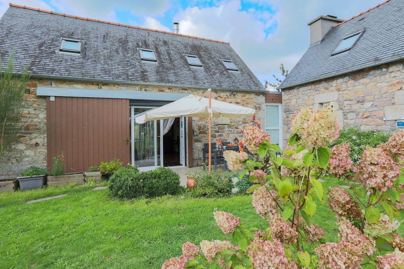 Maison "Keryanti" avec jacuzzi, terrasse privée, jardin et Wi-Fi in Plouégat-Moysan, Région de Morlaix