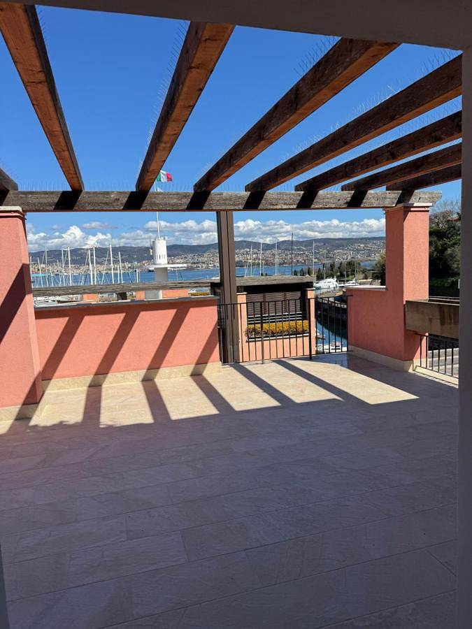Apartament wakacyjny dla 4 osób, z Taras i Ogród oraz Basen i Widok na jezioro w Prowincja Trieste