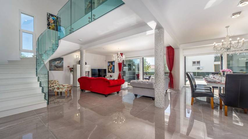 Ferienhaus für 10 Personen, mit Pool und Sauna sowie Balkon in Sibenik