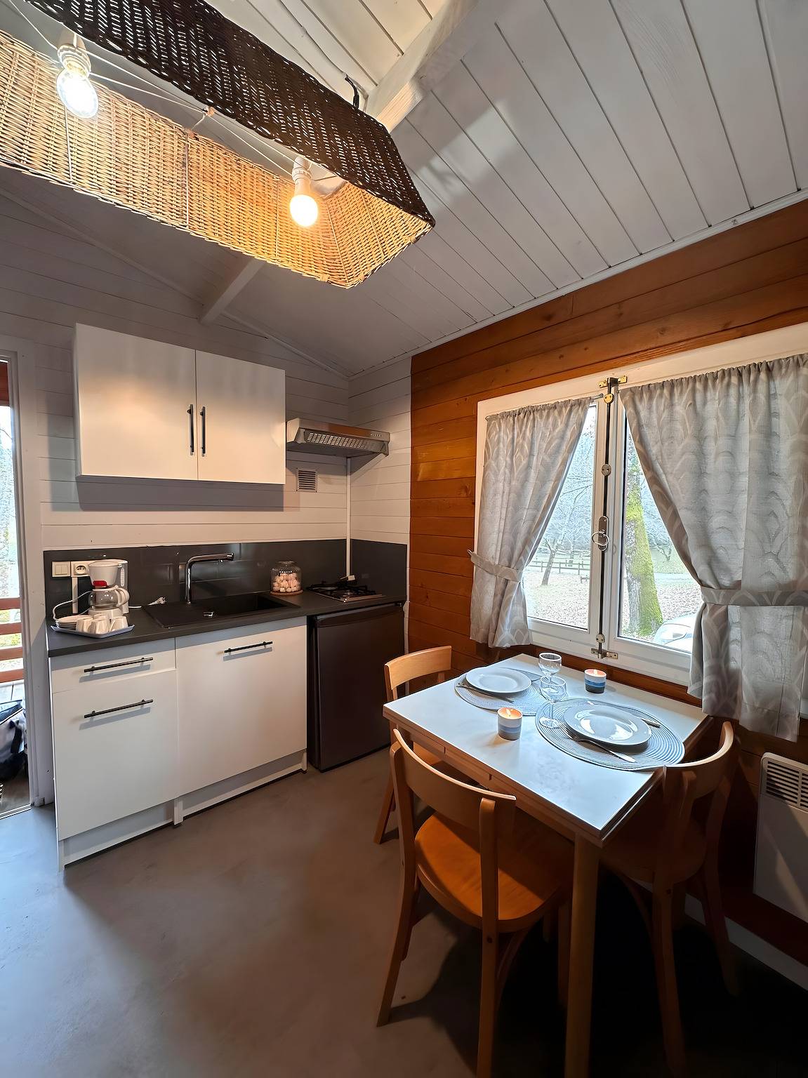 Entire apartment, Chalet 'Guzet 4 Personnes 26' with Private Terrace, Private Garden and Wi-Fi in Bretagne-d'Armagnac, Gers