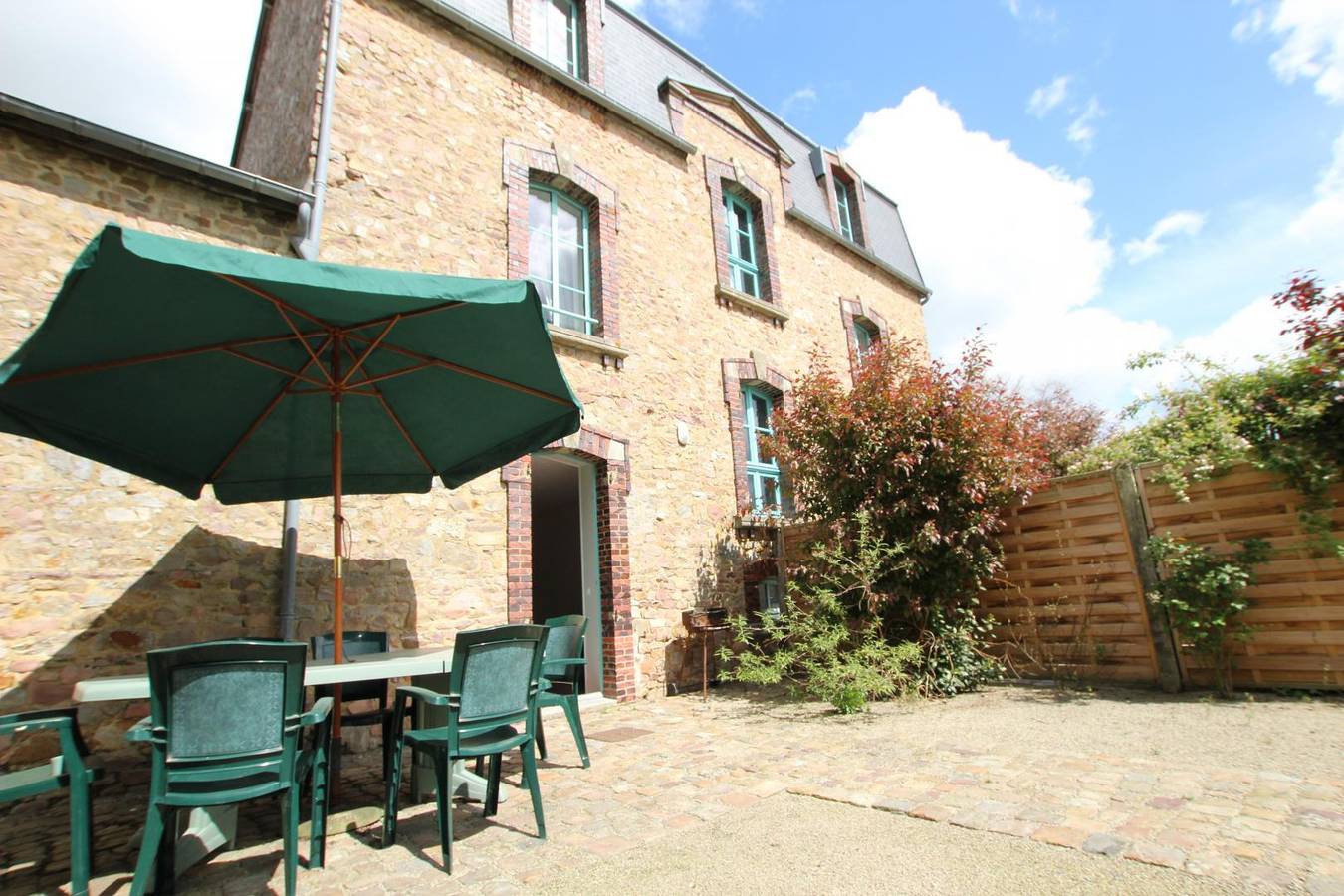 Cozy Gite 700m from Périers w/ TV & Garden in Périers, Coutances