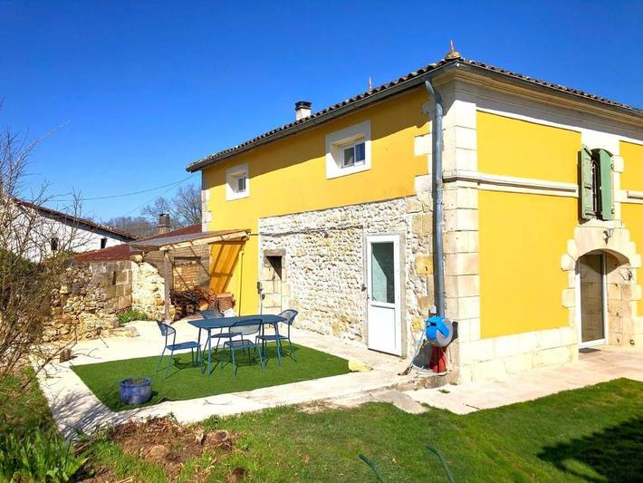 Location de vacances pour 30 personnes, avec piscine ainsi que jardin et terrasse, animaux acceptés à Saint-Simon-de-Bordes - 4