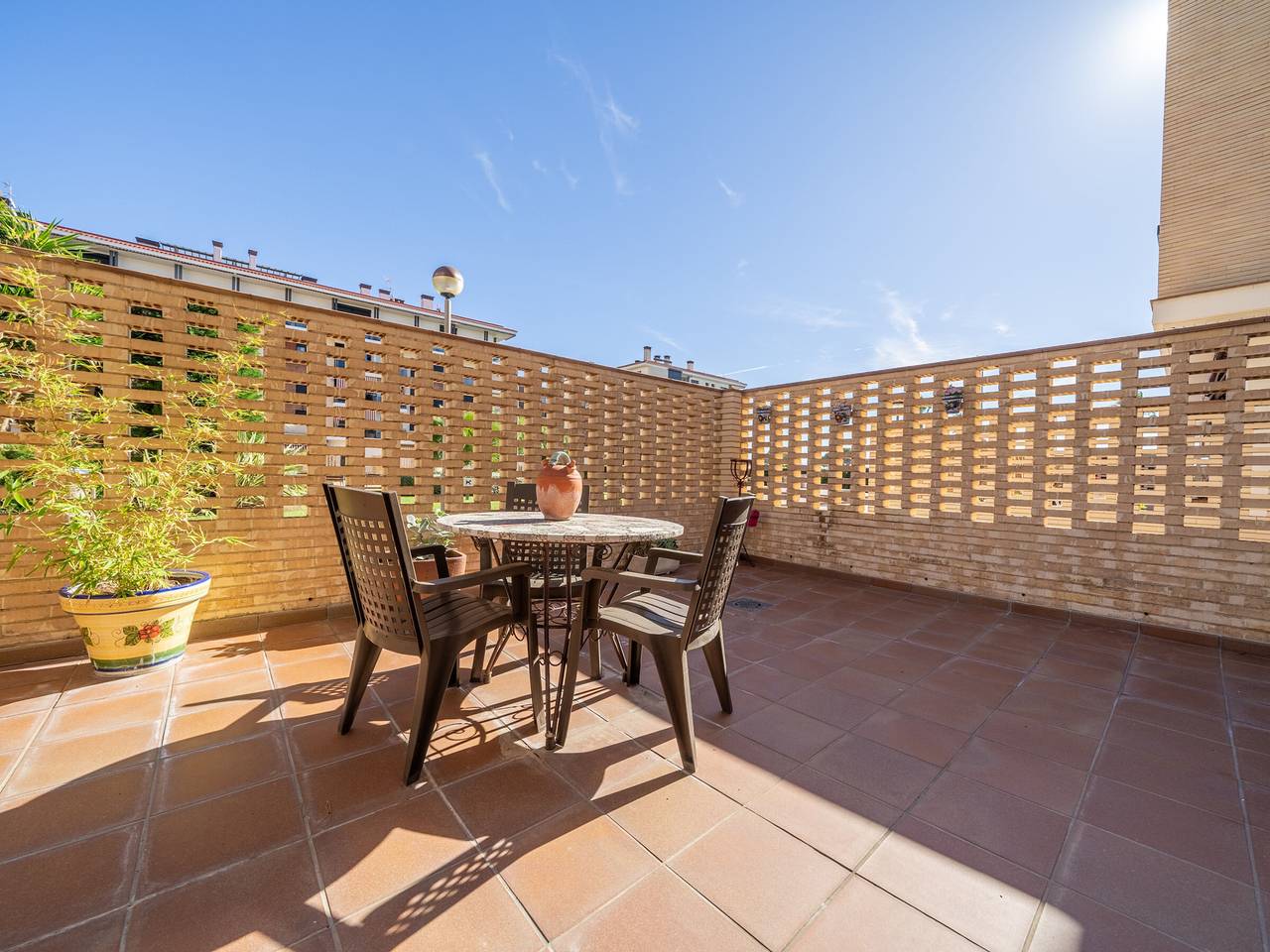 Appartement entier, Appartement moderne pour 6 à Pineda de Mar, à  quelques mètres de la plage avec Wi-Fi, terrasse et parking in Pineda de Mar, Costa del Maresme