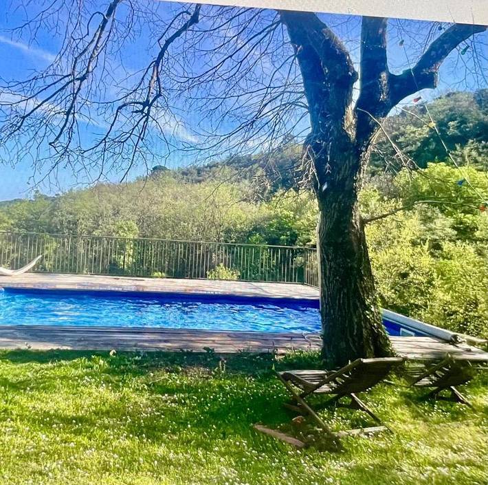 Location de vacances pour 4 personnes, avec terrasse et piscine ainsi que jardin et vue à Conques-sur-Orbiel