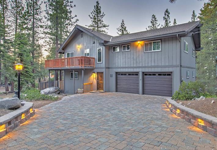 Vacation home for 6 people, with hot tub and yard in South Lake Tahoe
