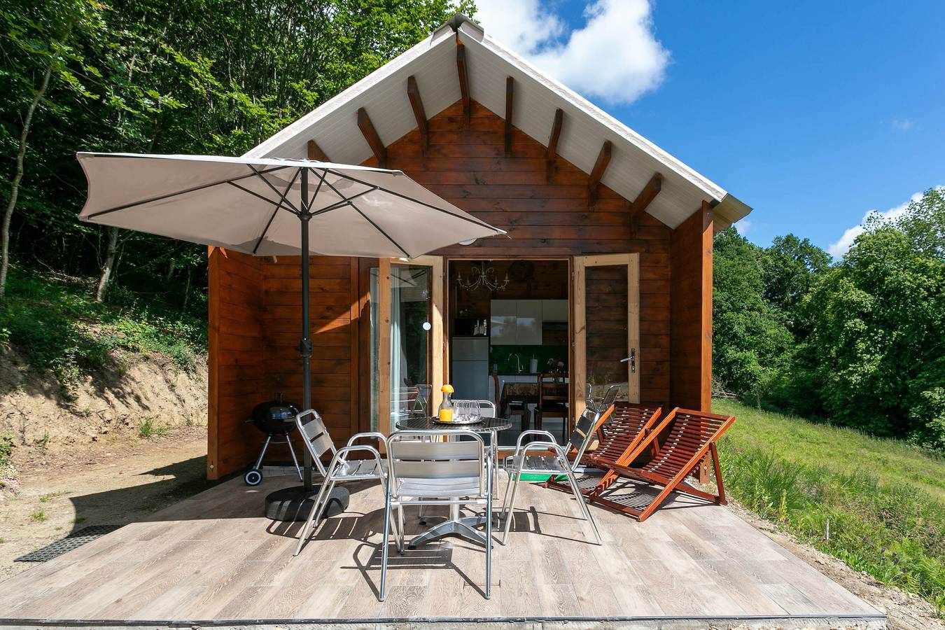 Chalet "Pondok Indah" avec jacuzzi, terrasse privée et jardin privé in Plouégat-Moysan, Région de Morlaix