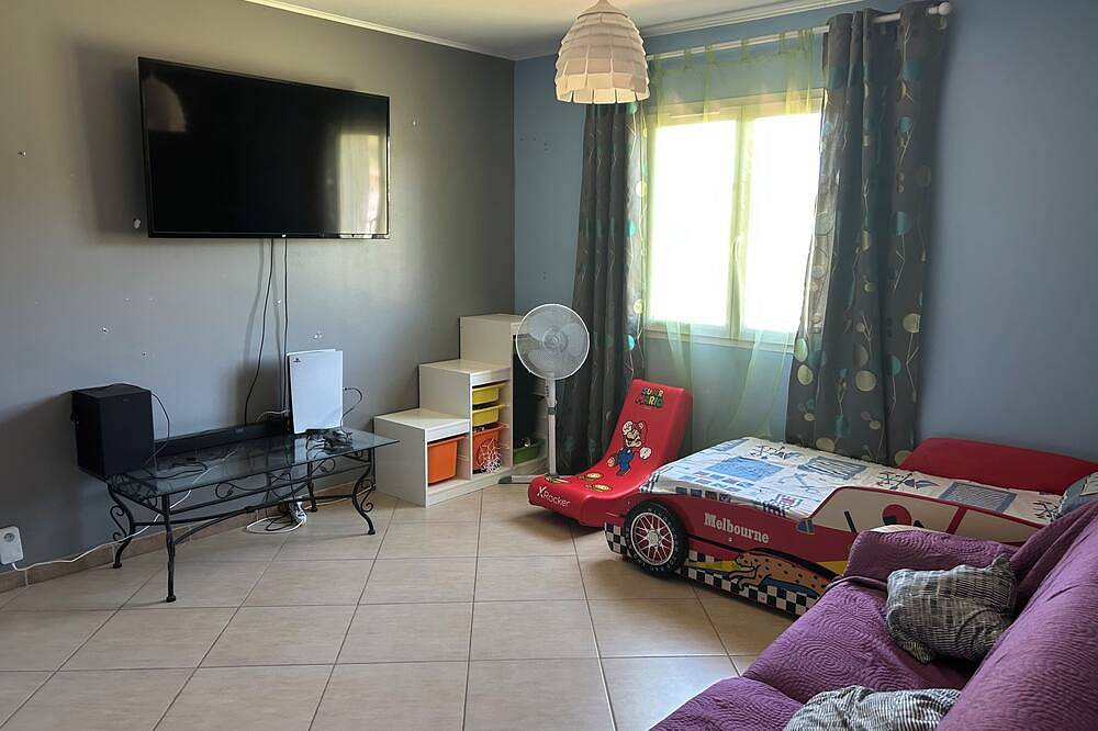 Ideal for large families: Villa 180 m² in residential area with swimming pool in Graveson, Arles region