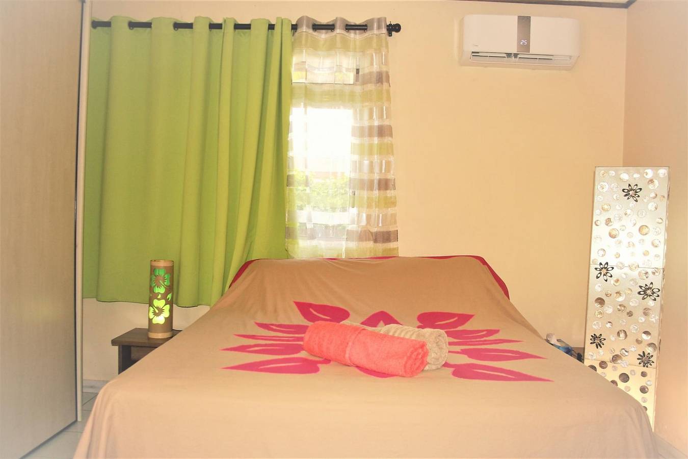 Estudio entero, Tahiti - Sanny's Place Room & Pool in Punaauia, Tahiti
