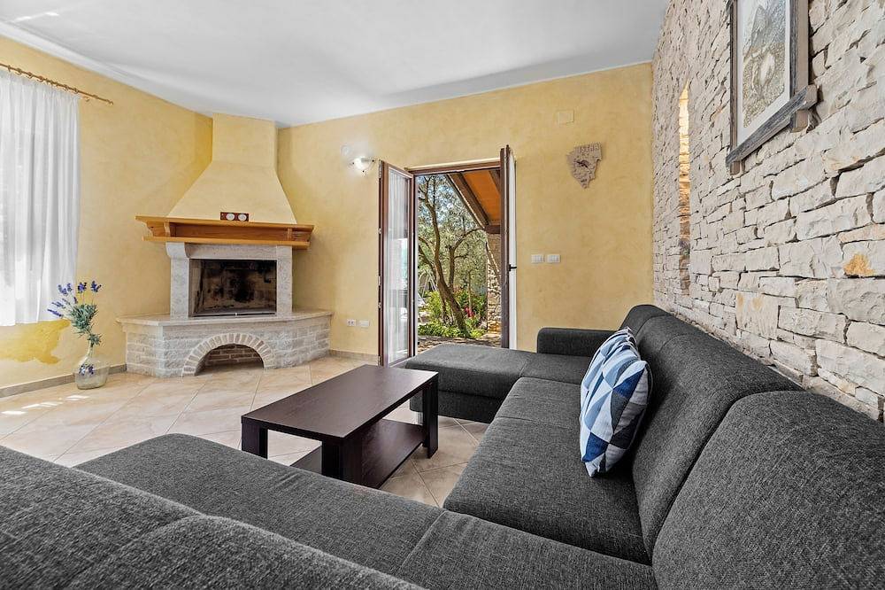 Villa Lavinia with Private Pool near the Sea  for 8-10 Persons in Kavran, Südküste Istrien
